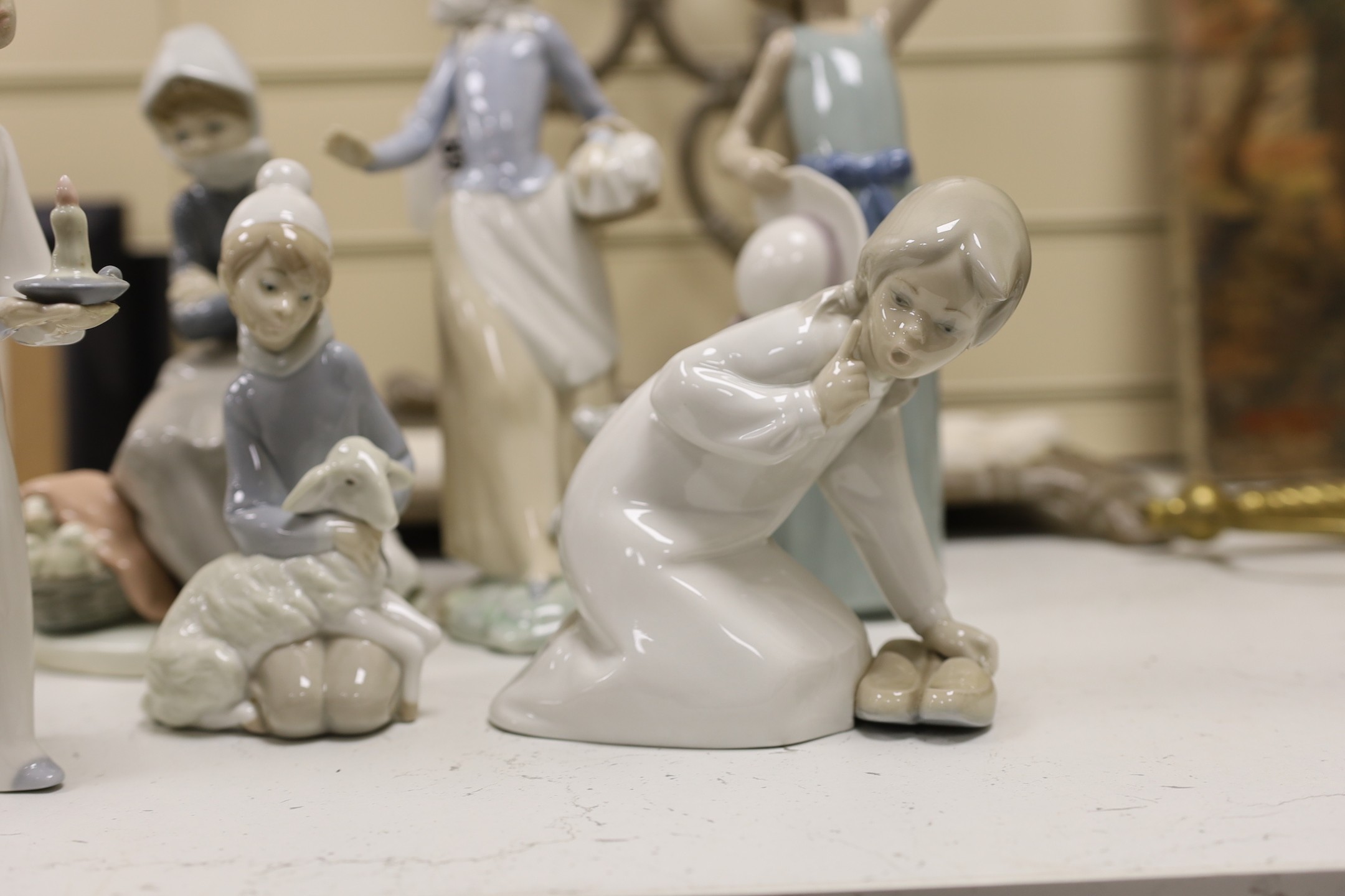 A group of 1 Nao and 5 Lladro figures